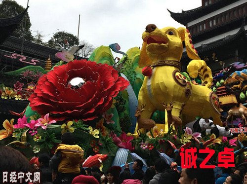 春節(jié)期間的上海豫園（《日本經(jīng)濟新聞》網(wǎng)站）